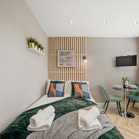 Cosy Heathrow Studios - Parking - Garden Лондон Екстериор снимка