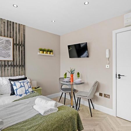 Cosy Heathrow Studios - Parking - Garden Лондон Екстериор снимка