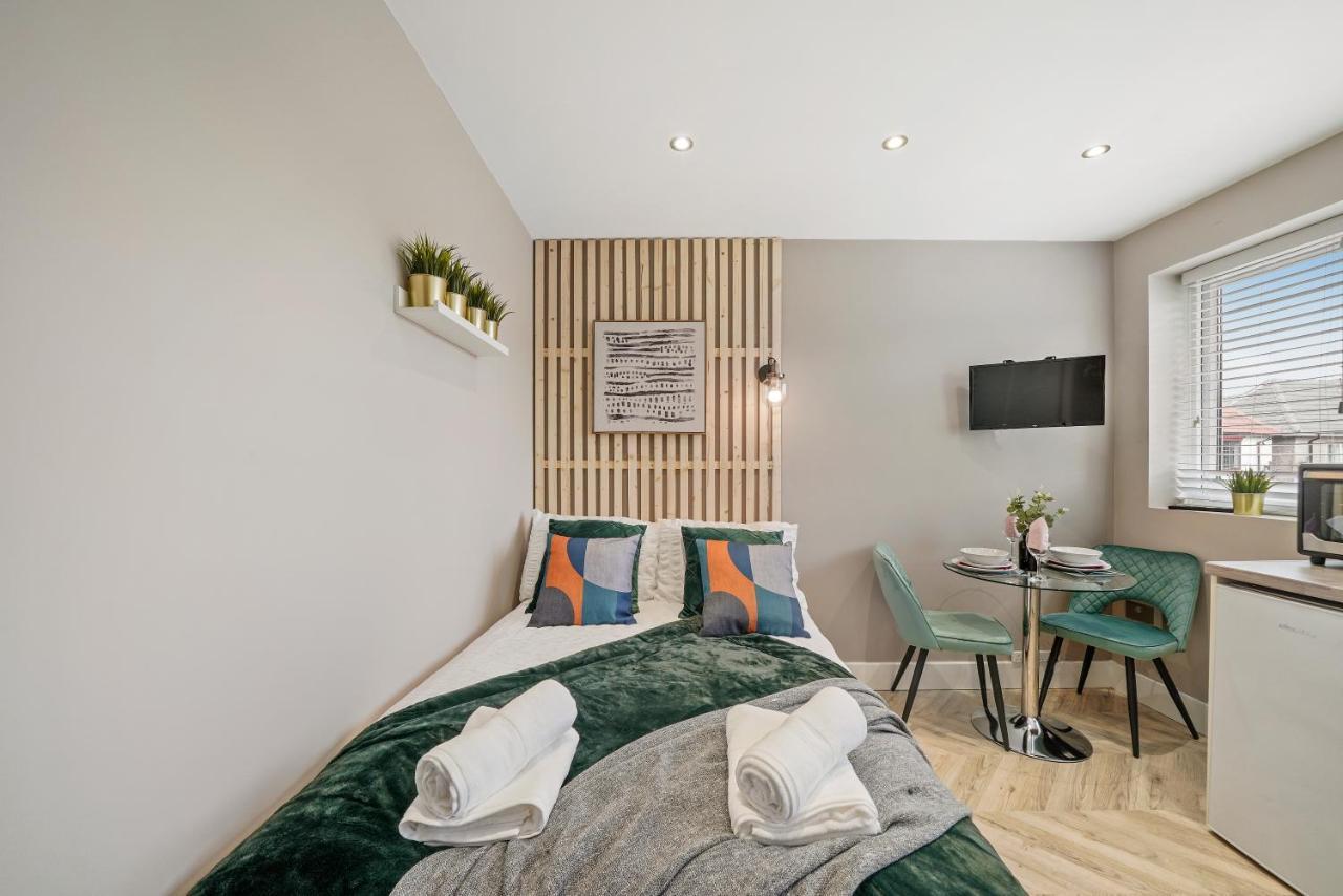 Cosy Heathrow Studios - Parking - Garden Лондон Екстериор снимка