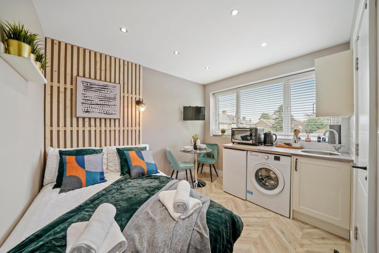 Cosy Heathrow Studios - Parking - Garden Лондон Екстериор снимка