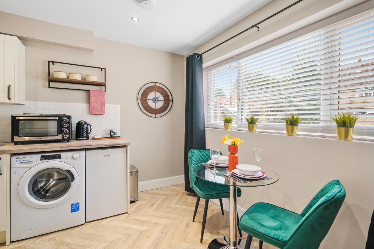 Cosy Heathrow Studios - Parking - Garden Лондон Екстериор снимка