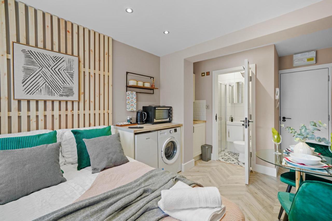 Cosy Heathrow Studios - Parking - Garden Лондон Екстериор снимка
