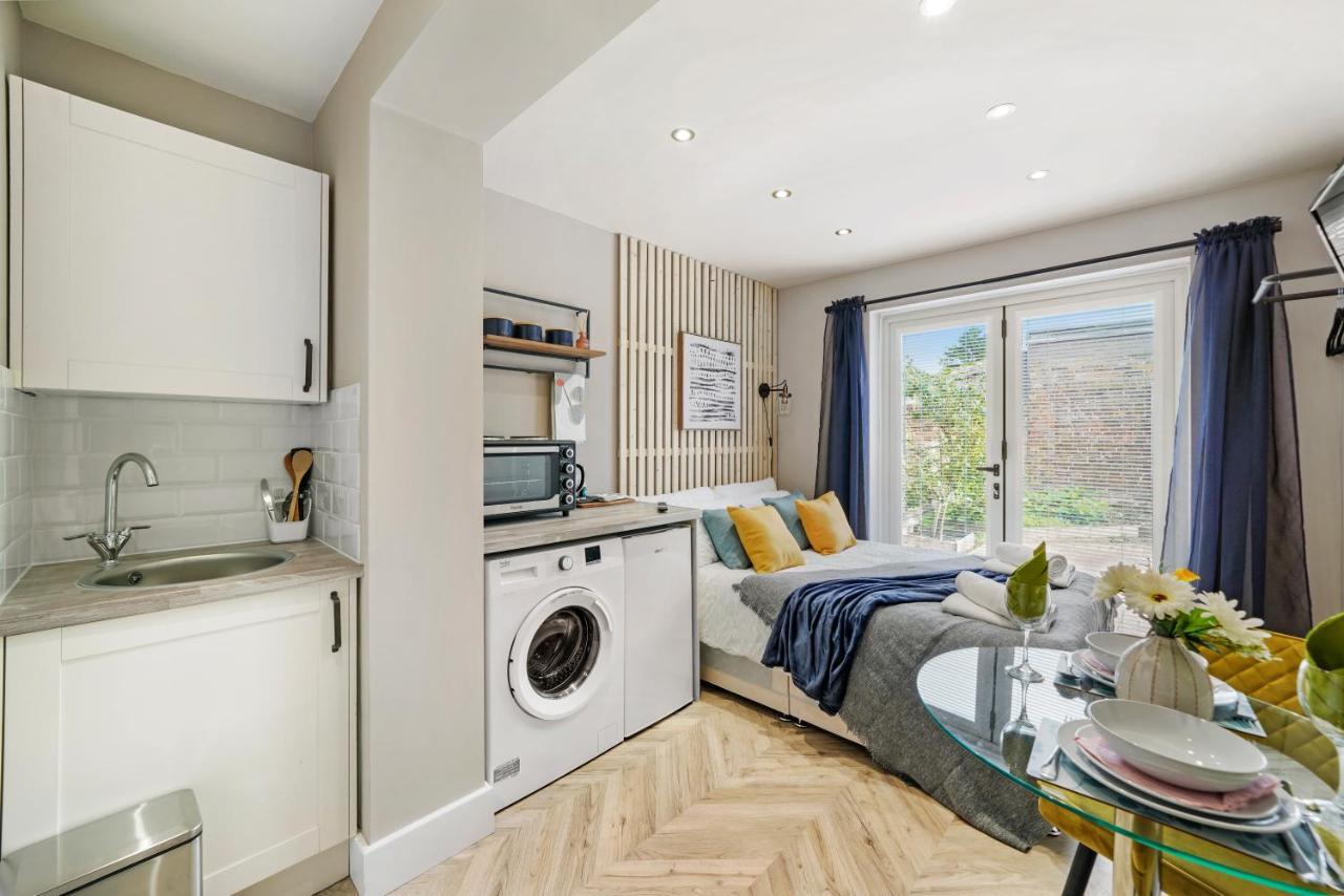 Cosy Heathrow Studios - Parking - Garden Лондон Екстериор снимка