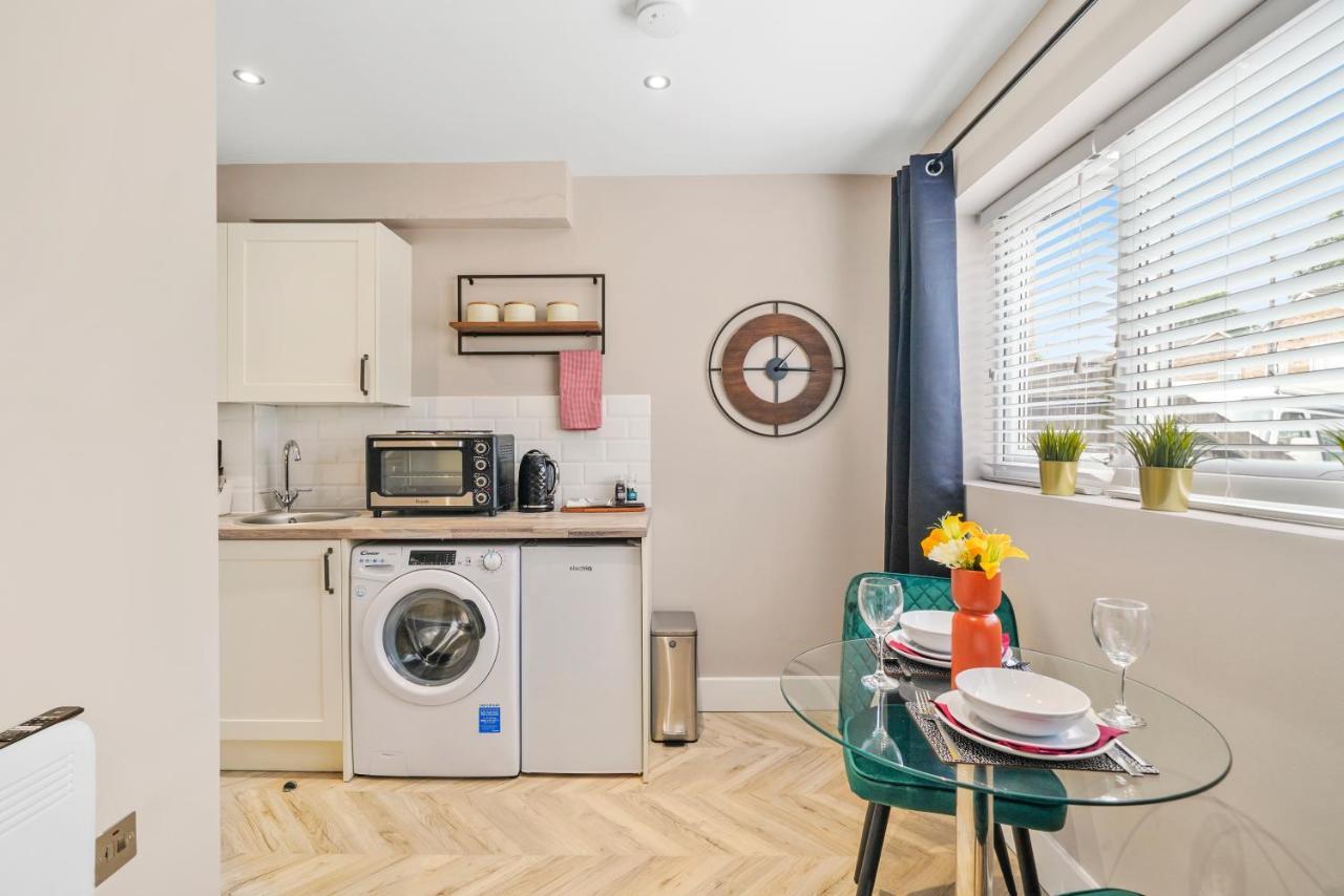 Cosy Heathrow Studios - Parking - Garden Лондон Екстериор снимка