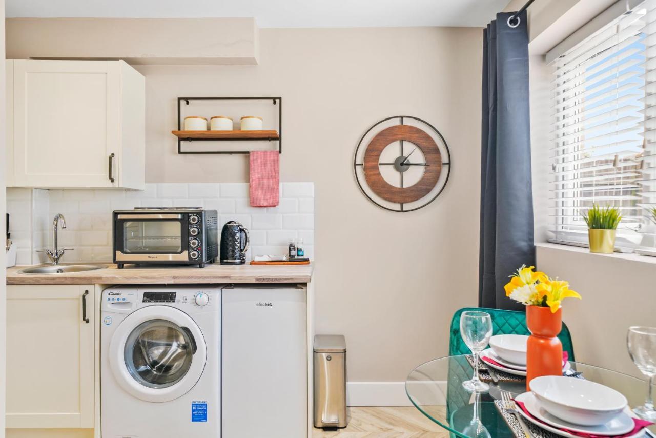 Cosy Heathrow Studios - Parking - Garden Лондон Екстериор снимка