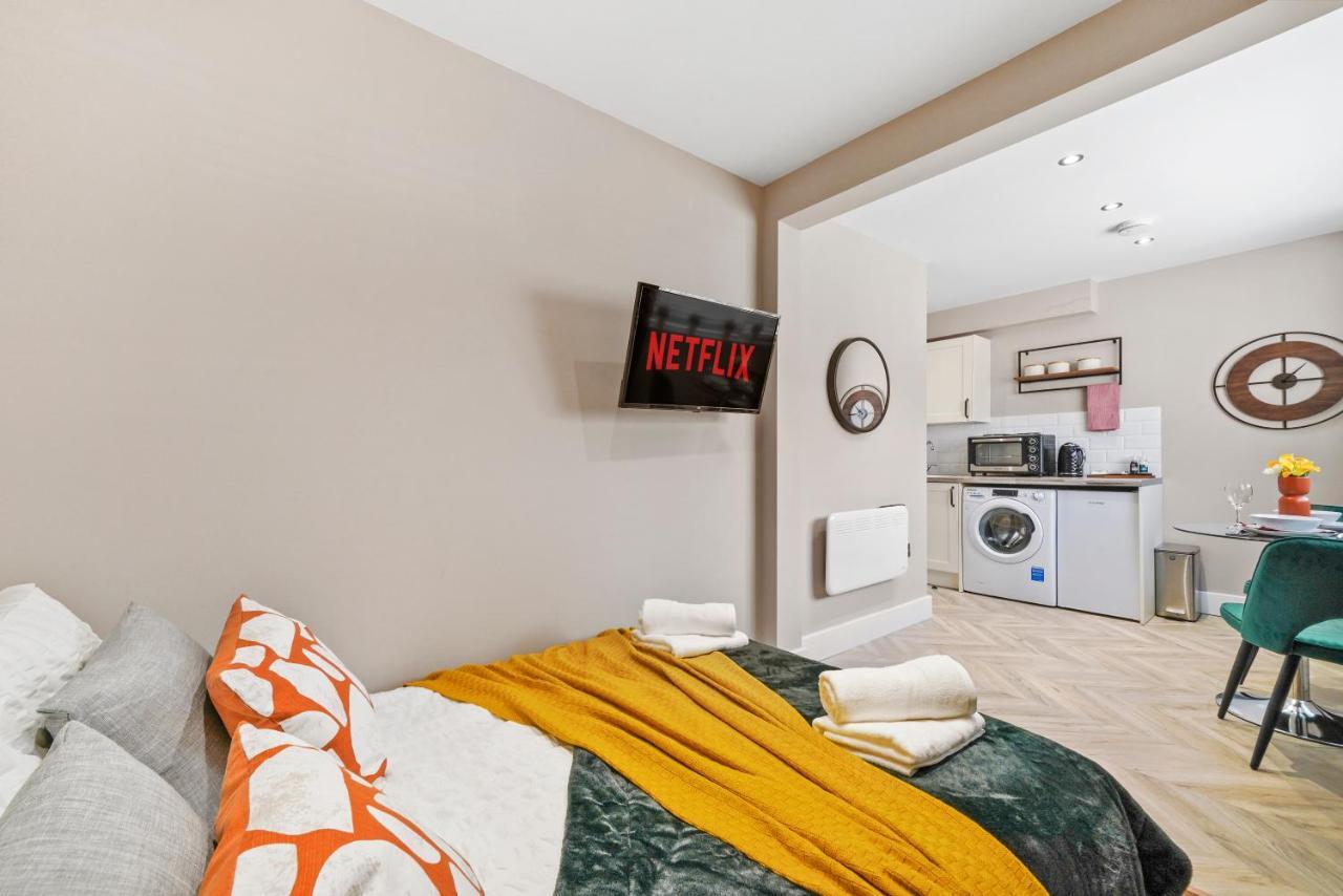 Cosy Heathrow Studios - Parking - Garden Лондон Екстериор снимка