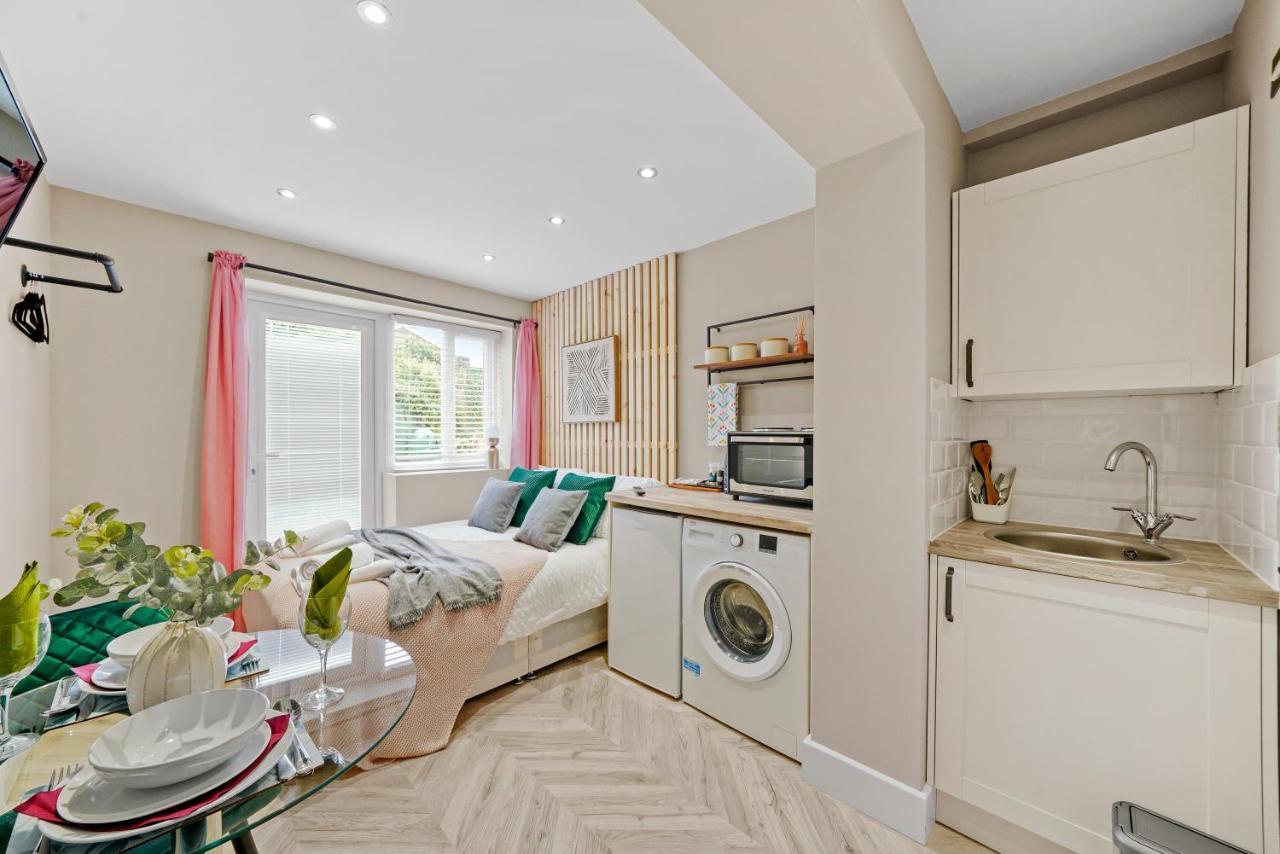 Cosy Heathrow Studios - Parking - Garden Лондон Екстериор снимка