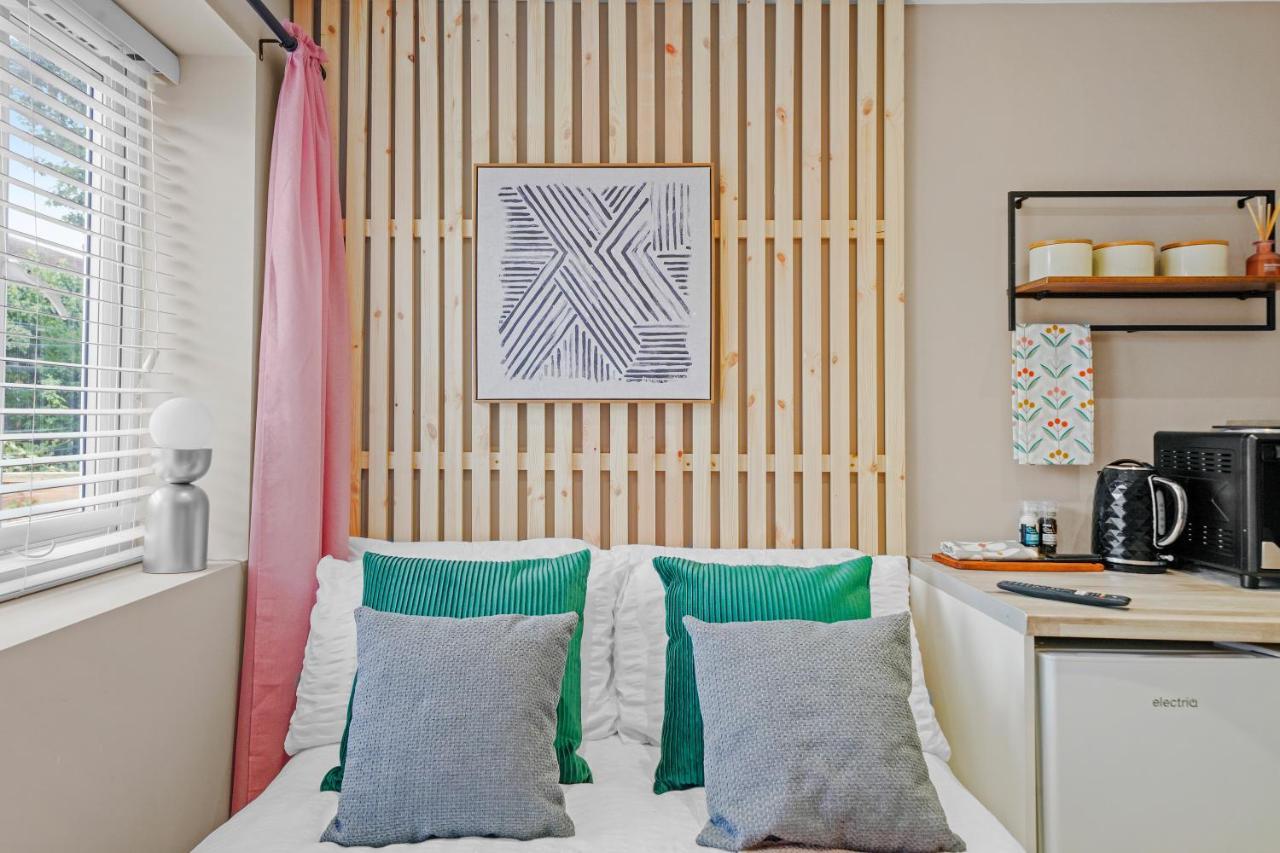 Cosy Heathrow Studios - Parking - Garden Лондон Екстериор снимка