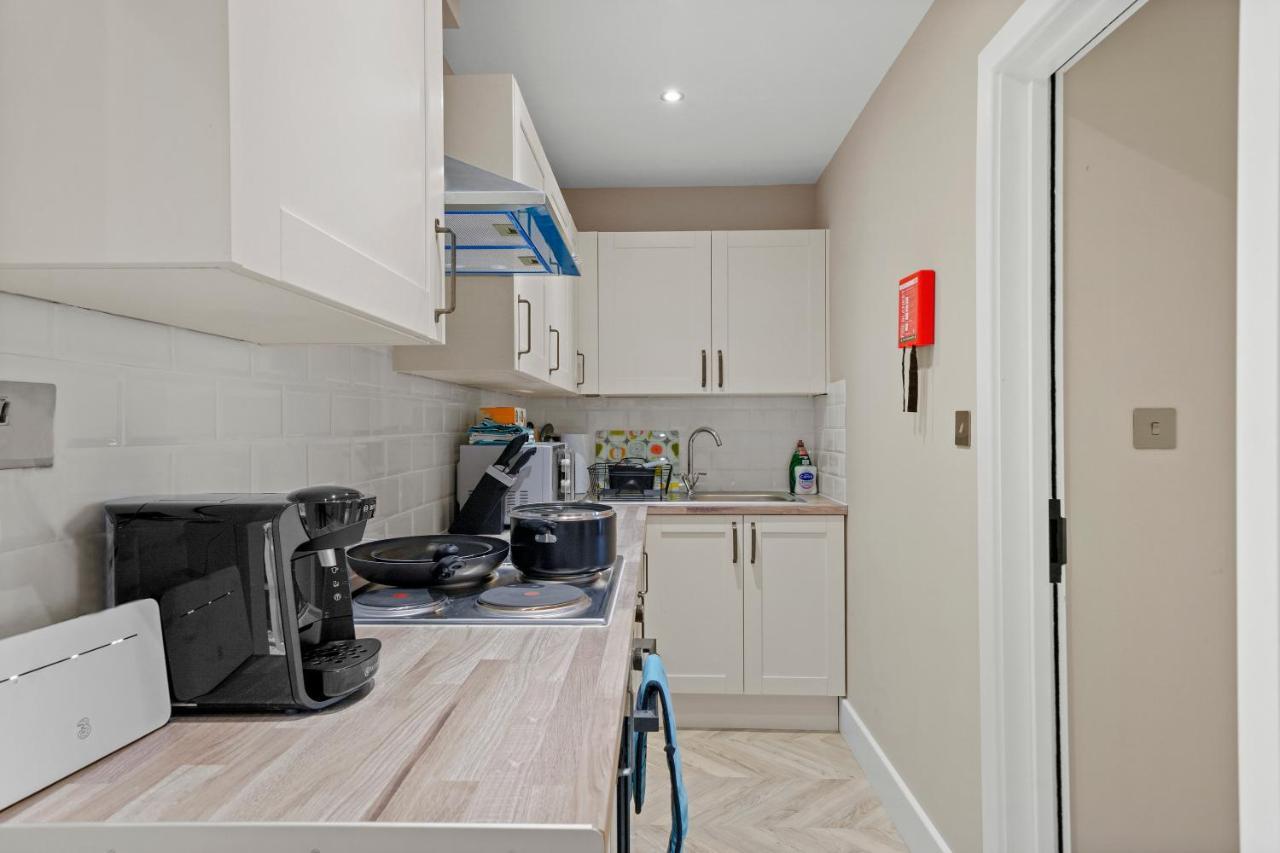 Cosy Heathrow Studios - Parking - Garden Лондон Екстериор снимка