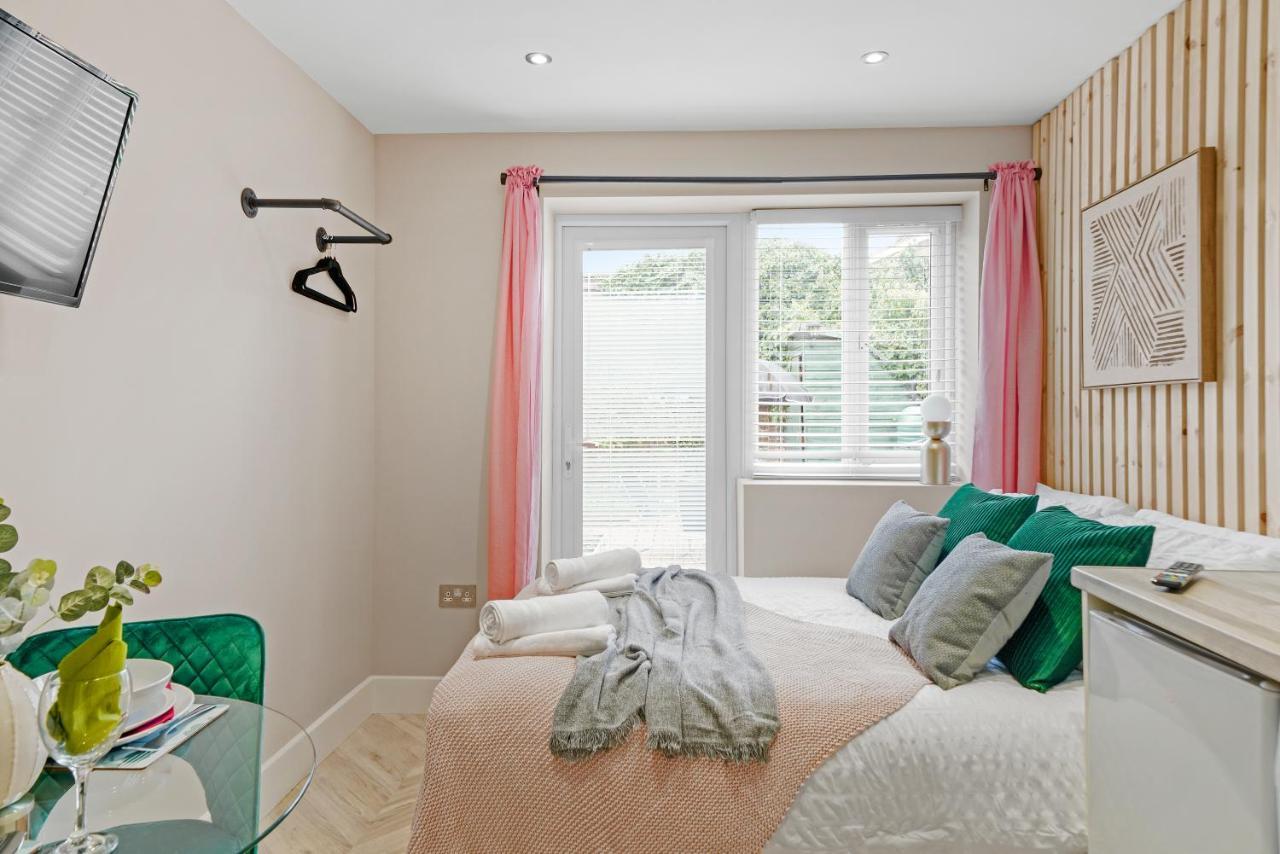 Cosy Heathrow Studios - Parking - Garden Лондон Екстериор снимка