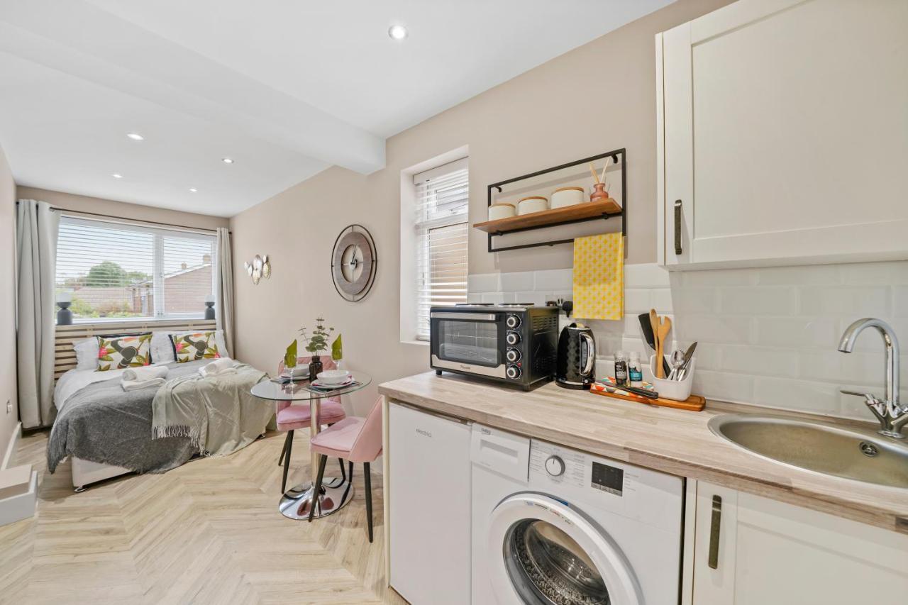 Cosy Heathrow Studios - Parking - Garden Лондон Екстериор снимка
