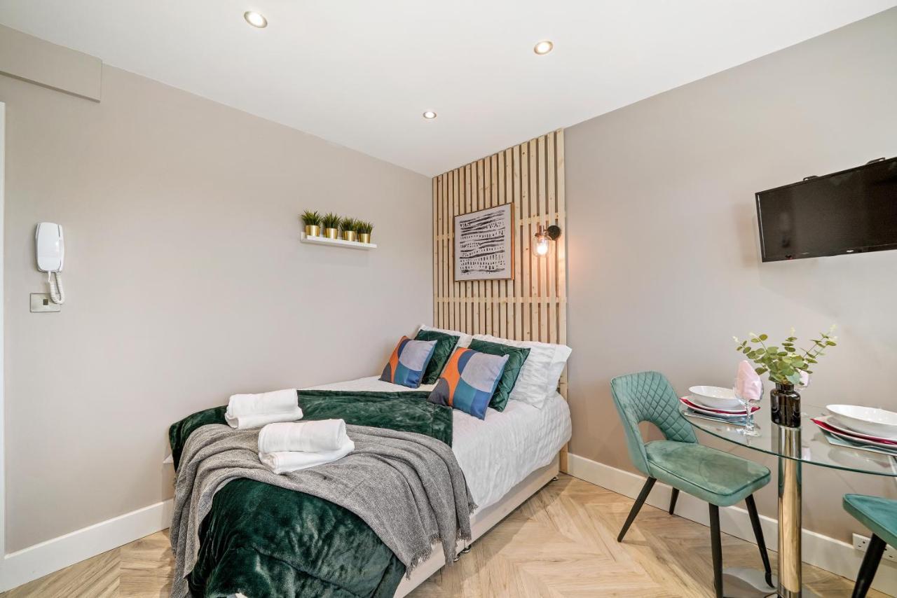 Cosy Heathrow Studios - Parking - Garden Лондон Екстериор снимка