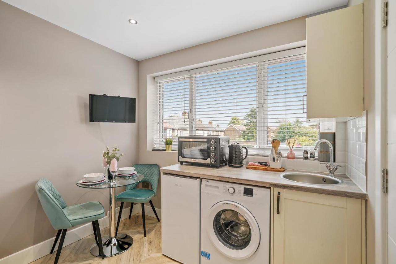 Cosy Heathrow Studios - Parking - Garden Лондон Екстериор снимка