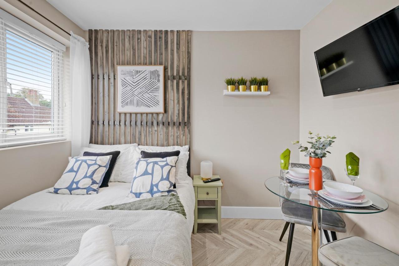 Cosy Heathrow Studios - Parking - Garden Лондон Екстериор снимка