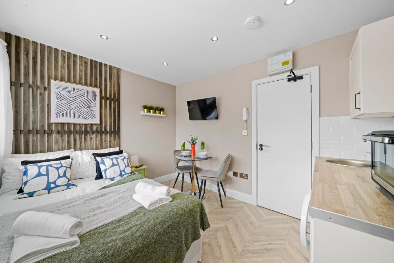 Cosy Heathrow Studios - Parking - Garden Лондон Екстериор снимка