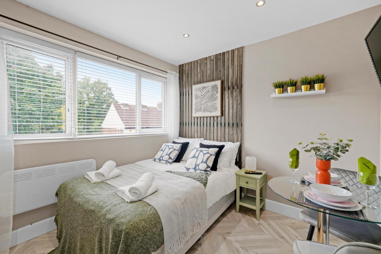 Cosy Heathrow Studios - Parking - Garden Лондон Екстериор снимка