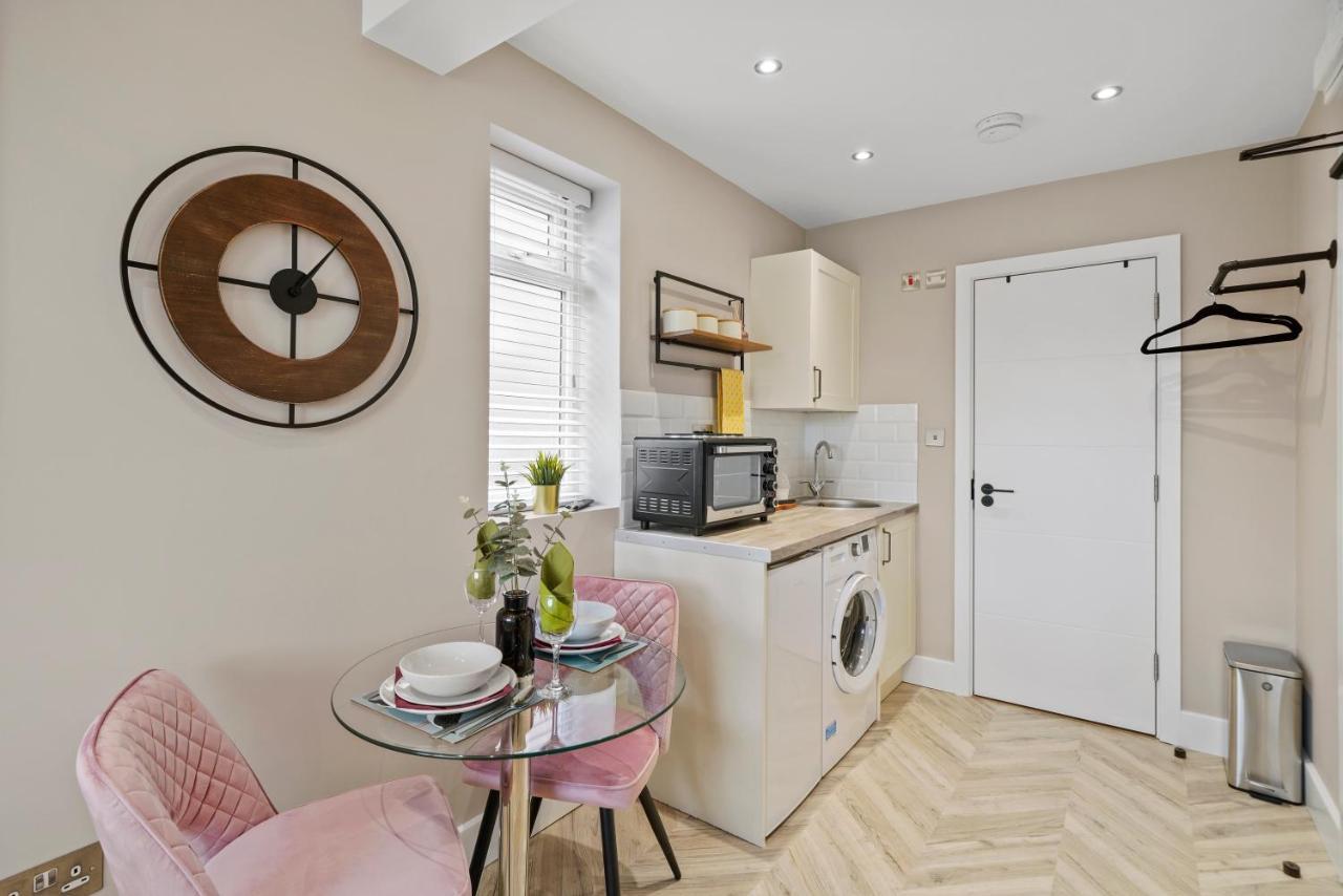 Cosy Heathrow Studios - Parking - Garden Лондон Екстериор снимка
