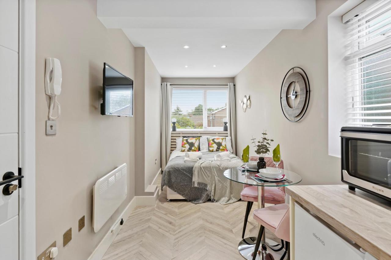 Cosy Heathrow Studios - Parking - Garden Лондон Екстериор снимка